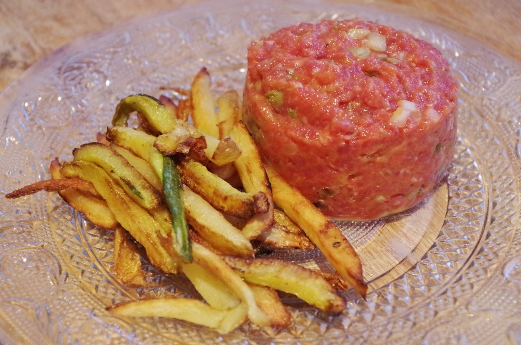 préparation du tartare de bœuf classique - Cuisine traditionnelle française © par Fanny GRW - Recettes d'ici et d'ailleurs