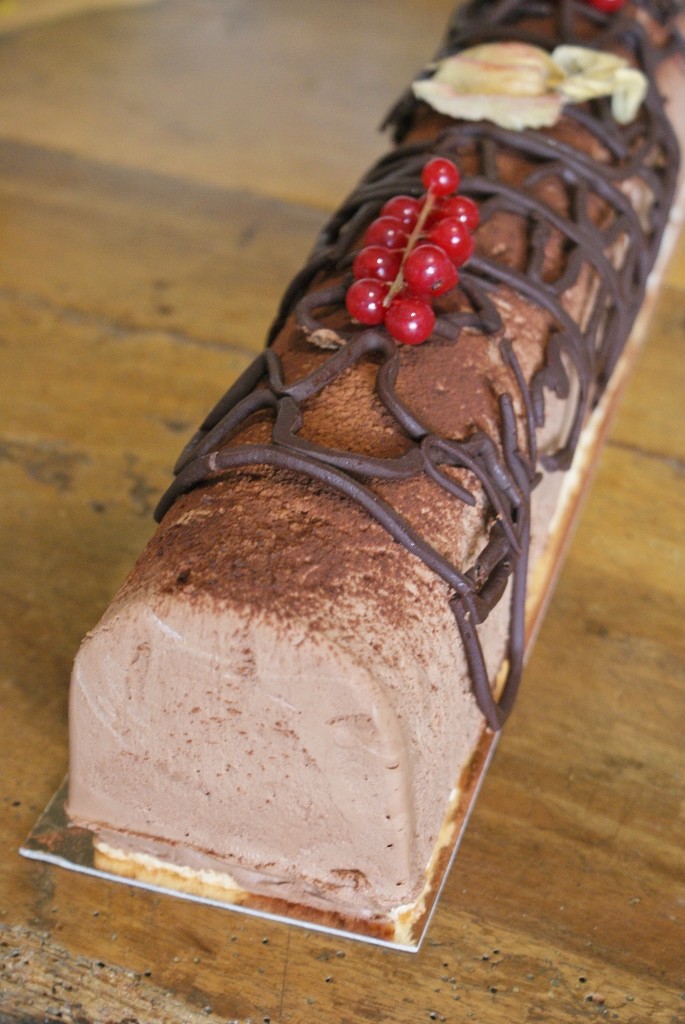 Bûche pâtissière Trianon au chocolat avec insert de chantilly au mascarpone © Balico & co