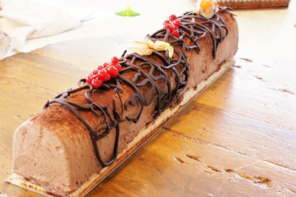 Bûche pâtissière Trianon au chocolat avec insert de chantilly au mascarpone © Balico & co