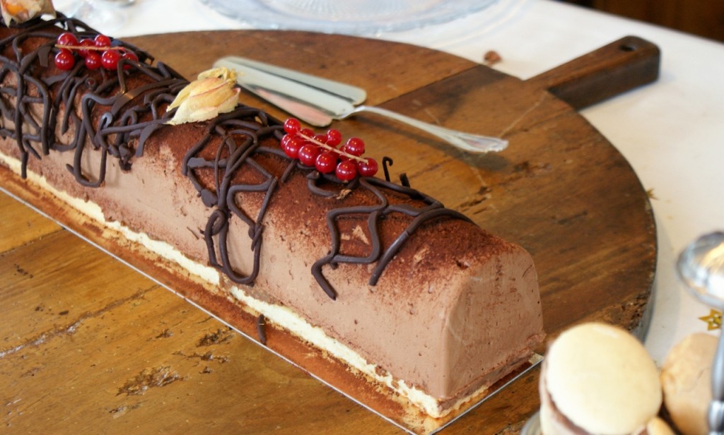 Bûche pâtissière Trianon au chocolat avec insert de chantilly au mascarpone © Balico & co