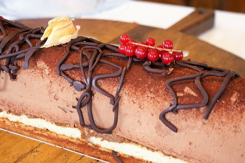 Bûche pâtissière Trianon au chocolat avec insert de chantilly au mascarpone © Balico & co