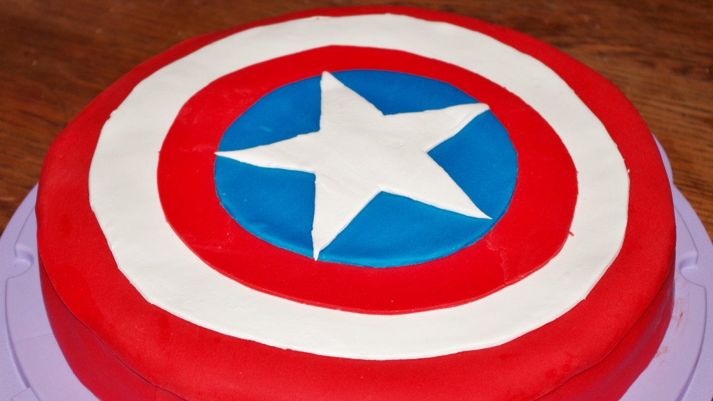 Gâteau thème Avengers, gâteau thème Marvel en pâte à sucre - Super Gâteaux